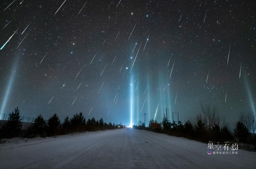 天文爱好者蒋涛2020年12月14日在四川甘孜州鱼子西拍摄的双子座流星雨