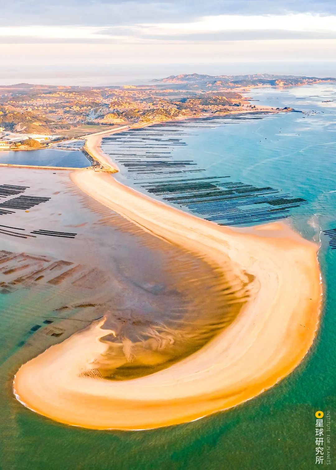 的长条状泥沙堆积体水流流速减慢,泥沙快速沉降在海岸转折处(沙嘴