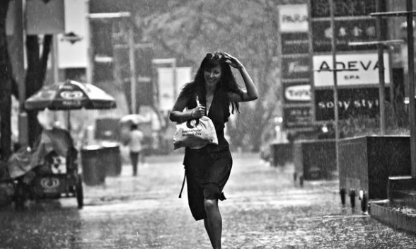 下雨的时候，跑着淋的雨多还是走着淋的雨多？