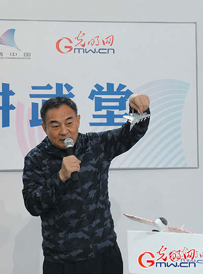 (光明网记者彭凯剑/摄)海军专家杨南镇就"大国蓝水海军怎样炼成"做了