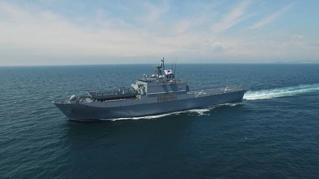 报道称,韩国海军于2014年11月引进第一艘新型两栖登陆舰天王峰舰