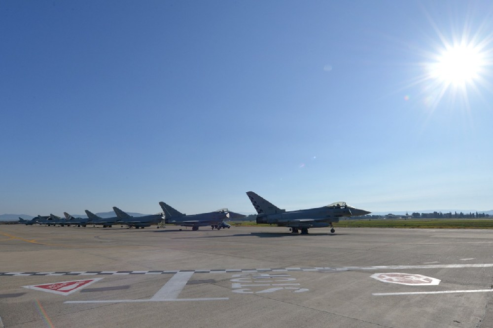 降落在冰岛凯夫拉维克机场并将在一段时间内部署在冰岛