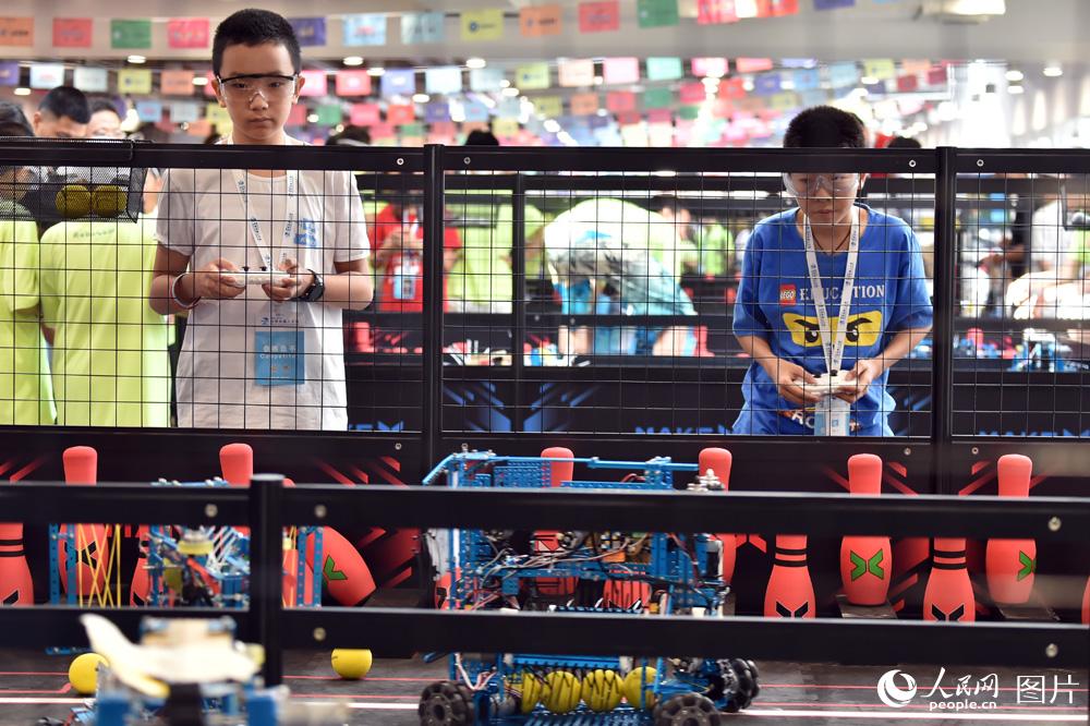 8月23日，参赛选手正在控制机器人进行“攻城大师”比赛。（人民网记者 翁奇羽摄）