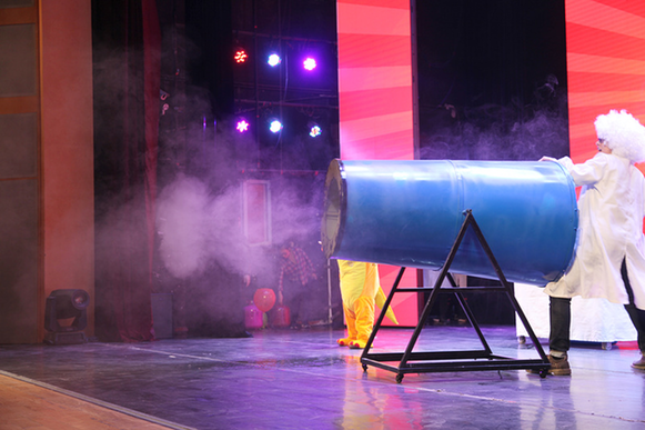 "空气大炮""氦气变声"当提到这些科学实验的原理时,有的家长表示,"要