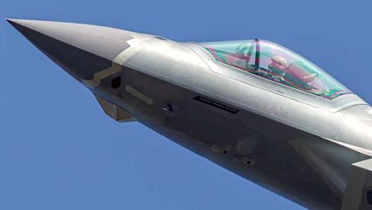 重量轻,并有一定的经济寿命,例如美国f22战机的座舱盖透明体造价高达