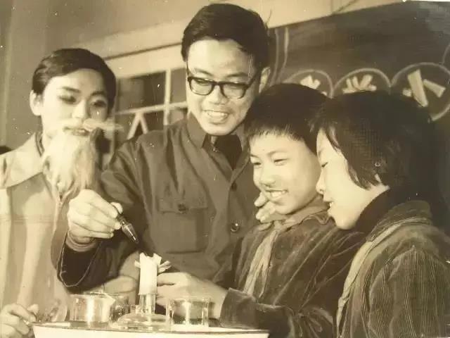 緬懷｜葉永烈“開(kāi)掛”的寫(xiě)作人生：多面高產(chǎn)的“煤球爐”式作家