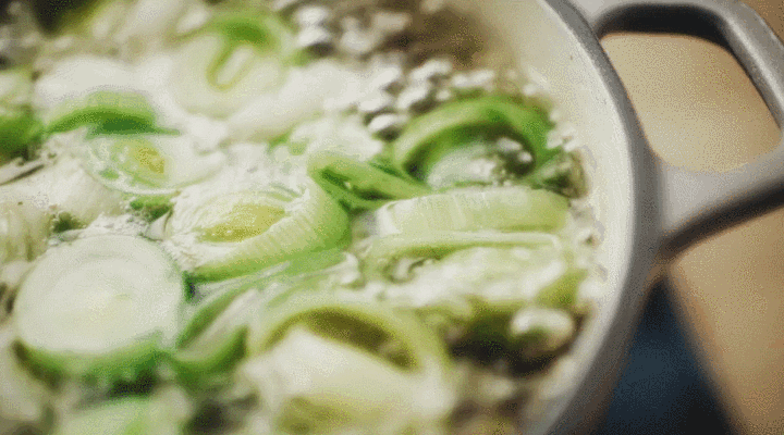 為什么要對(duì)食材進(jìn)行焯水？焯水又有哪些小技巧？