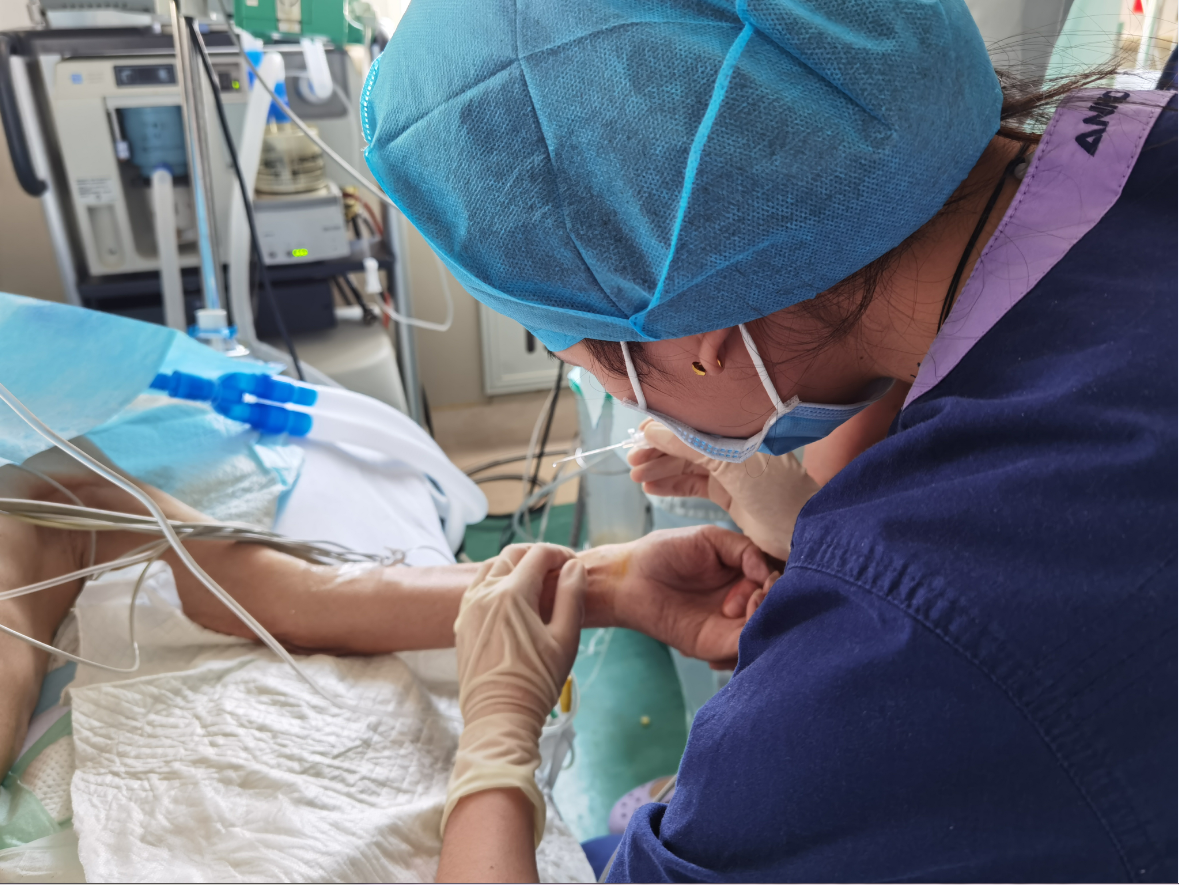 71岁老人被一口小米粥呛进ICU，医生跪地插管赢得“生”机