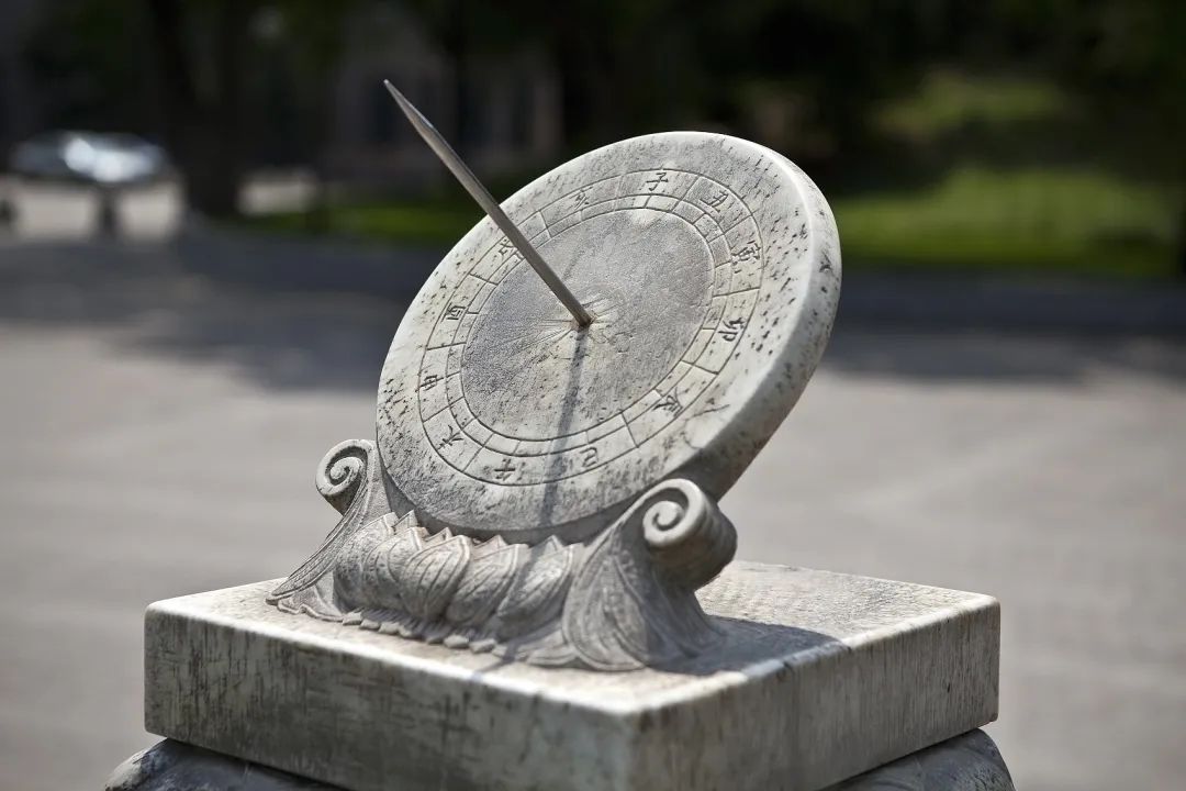 《说文解字》中对于日晷这样解释:晷,日景也日景,也就是日影,意思是