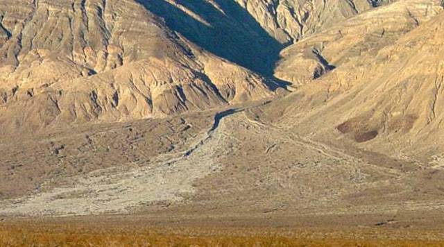 河流的流水将岩屑搬运沉积在河床较平缓地带冲积物所形成的沉积层河流