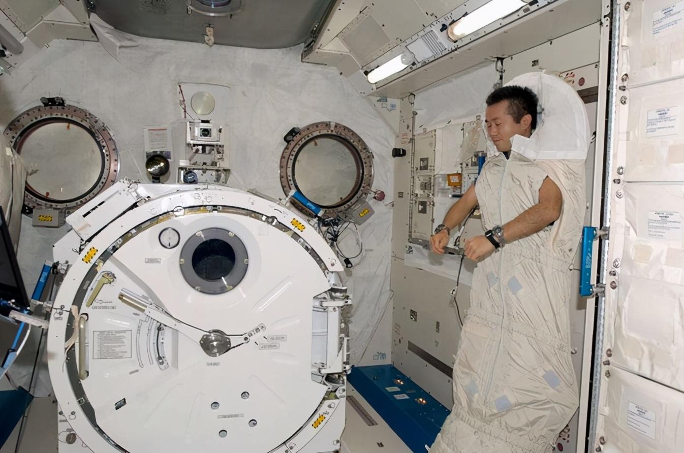 宇航员在太空中是怎么睡觉的