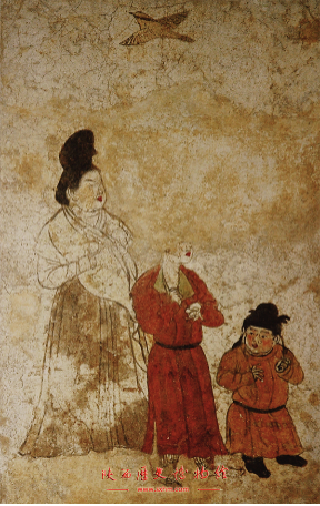 男子将日常的圆领袍衫模仿胡服穿着,只是其在唐朝流行的其中一种体现