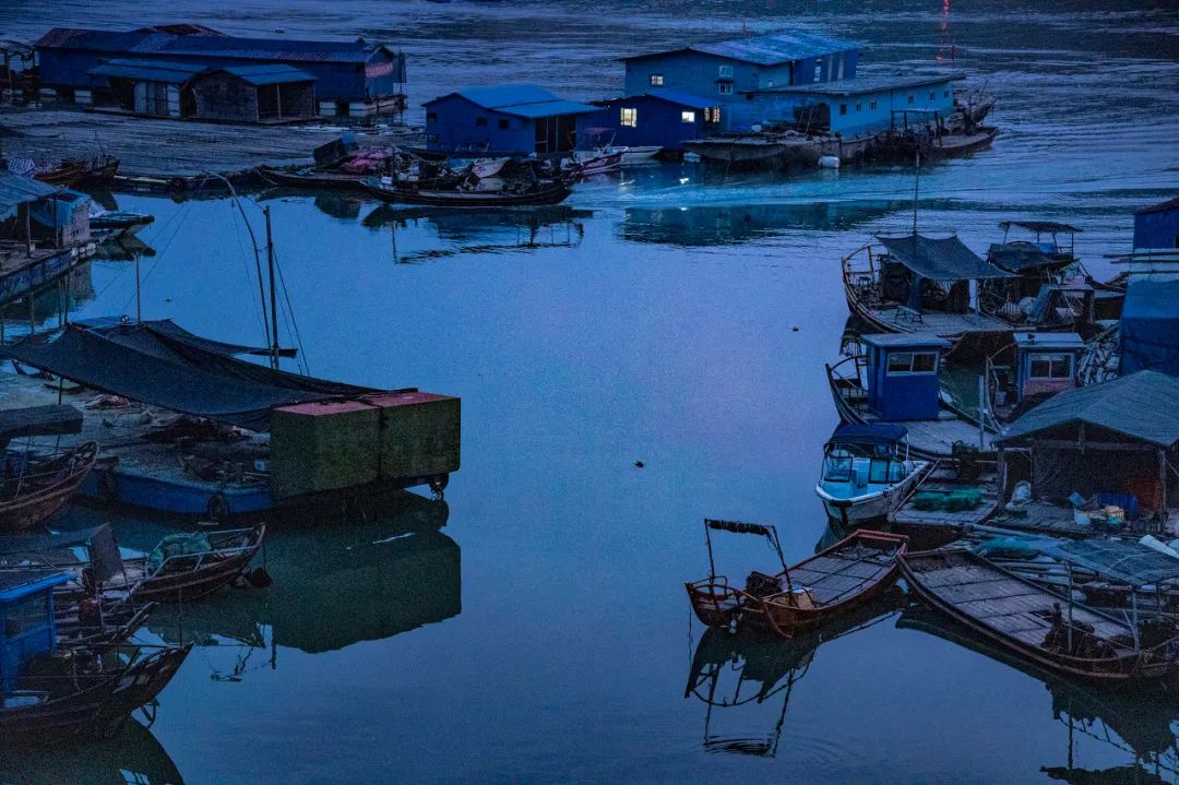 东安岛坐落在群山环抱之中,港湾形似葫芦,是避风避浪的良港,非常适宜