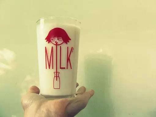 喝牛奶会不会上火,喝牛奶上火吗,夏天喝牛奶上火吗