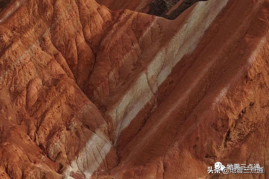 丹霞地貌與(yu) 雅丹地貌，相似的名字竟有這麽(me) 大的差別！