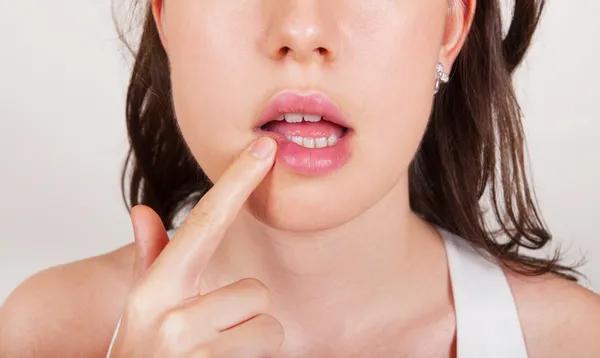 涂潤唇膏，一天別超過3次！否則越涂越干、小毛病不斷