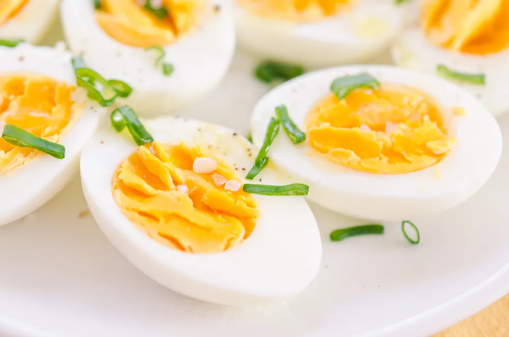 鸡蛋煮熟后，为何会发绿？蛋黄越黄，鸡蛋品质越好？