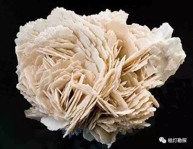 90方解石晶簇91蛋白石,菠萝状92方解石(南里奥格兰德,巴西)93钙沸石