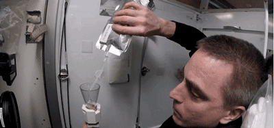 为了不让尿再洒到飞船里,Space X总算是修好了茅厕 ,说说你们日过的女人