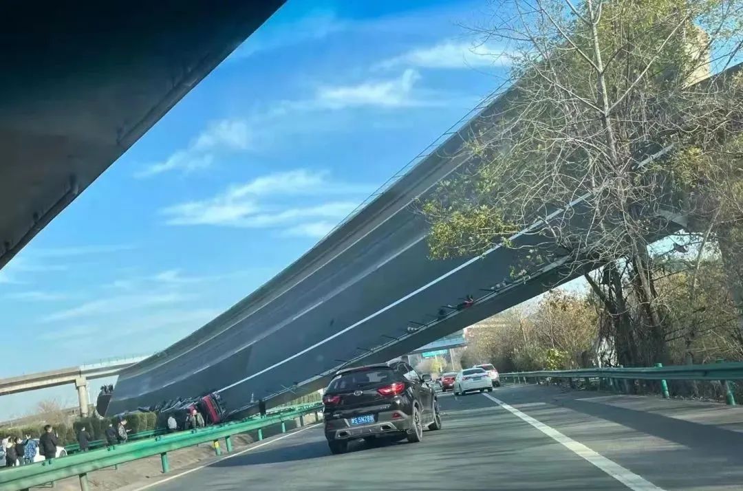 违规运输?设计缺陷?透视湖北高速公路桥梁侧翻事故,嫁给黑人晚上会怎么样