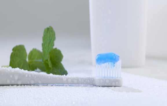 牙膏蘸水后刷牙效果减弱？