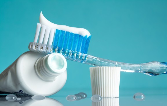 牙膏仅含有微量的水吗？