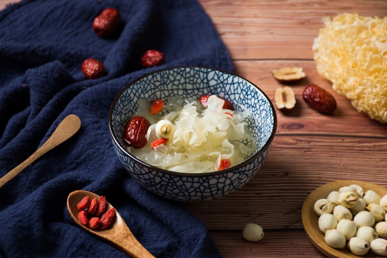 Chè nấm tuyết hạt sen