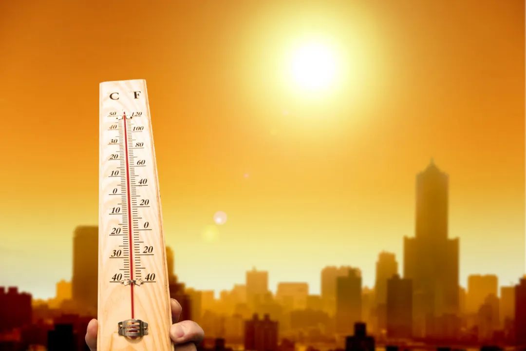 千库网_城市的热浪和手上显示的高温温度计_摄影图编号7679587.jpg