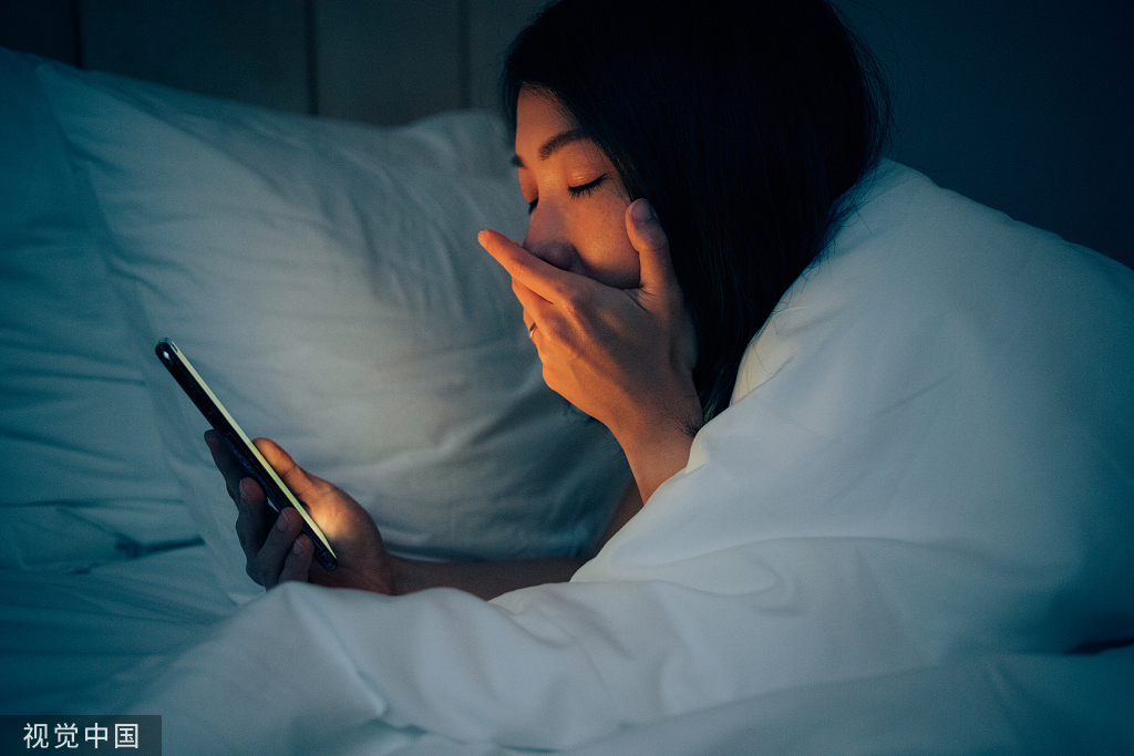 熬夜玩10小时手机和熬夜加10小时班，哪个危害更大？