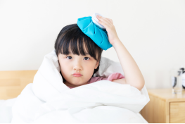 Chườm đá hạ sốt