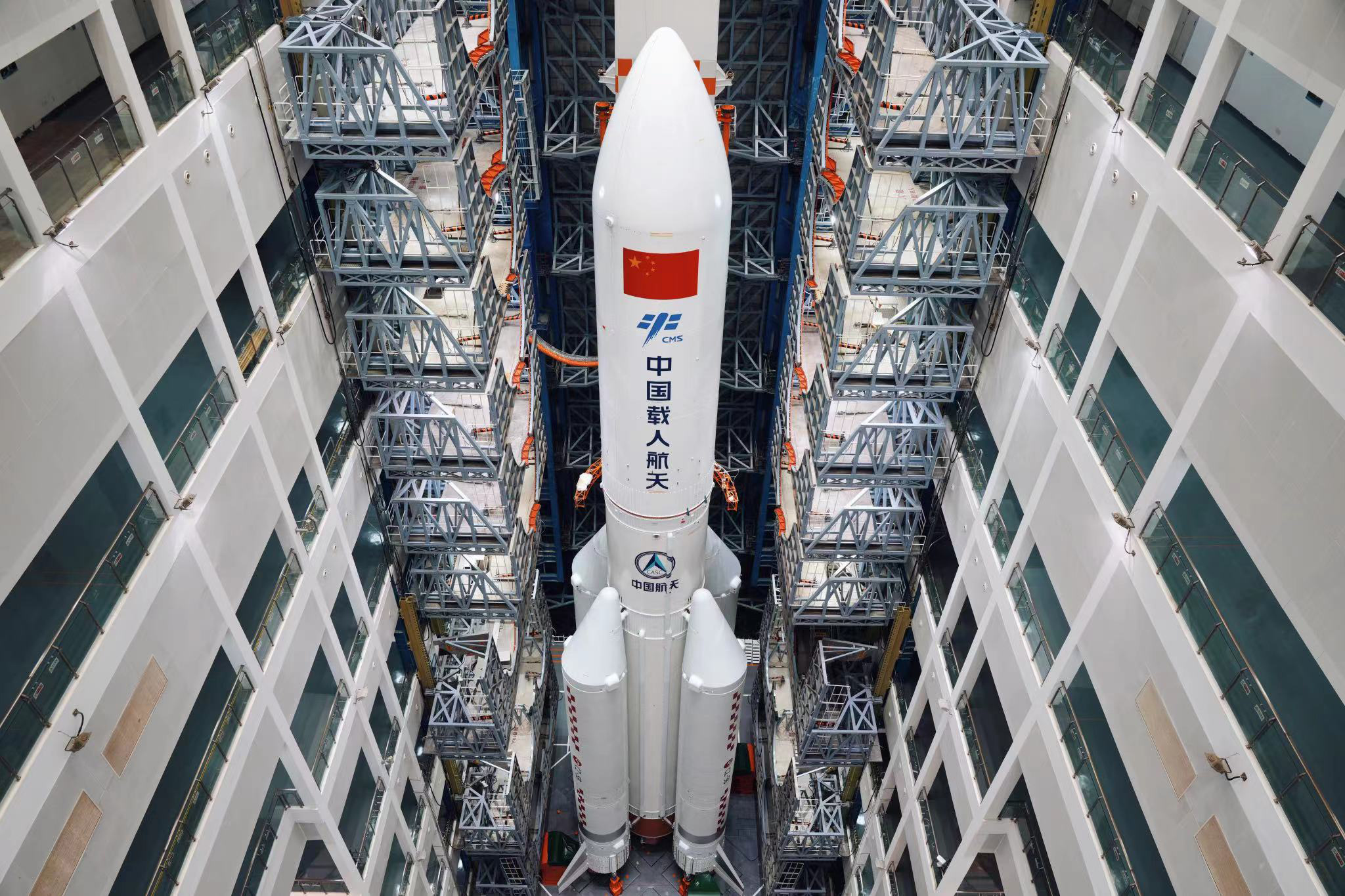 长五B火箭转运，梦天实验舱近日择机发射：科普中国