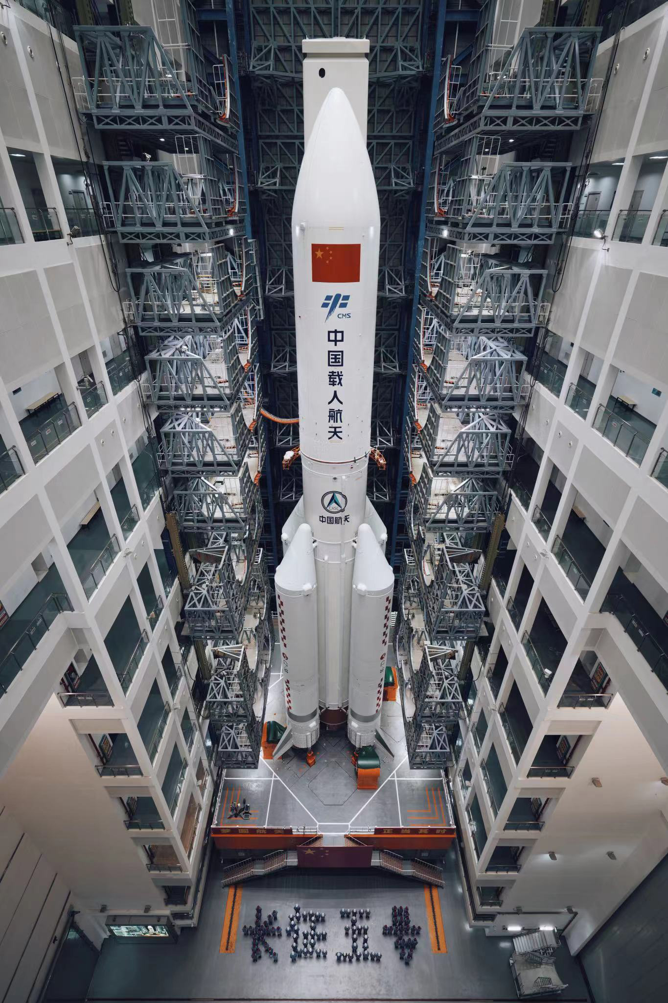 长五B火箭转运，梦天实验舱近日择机发射：科普中国