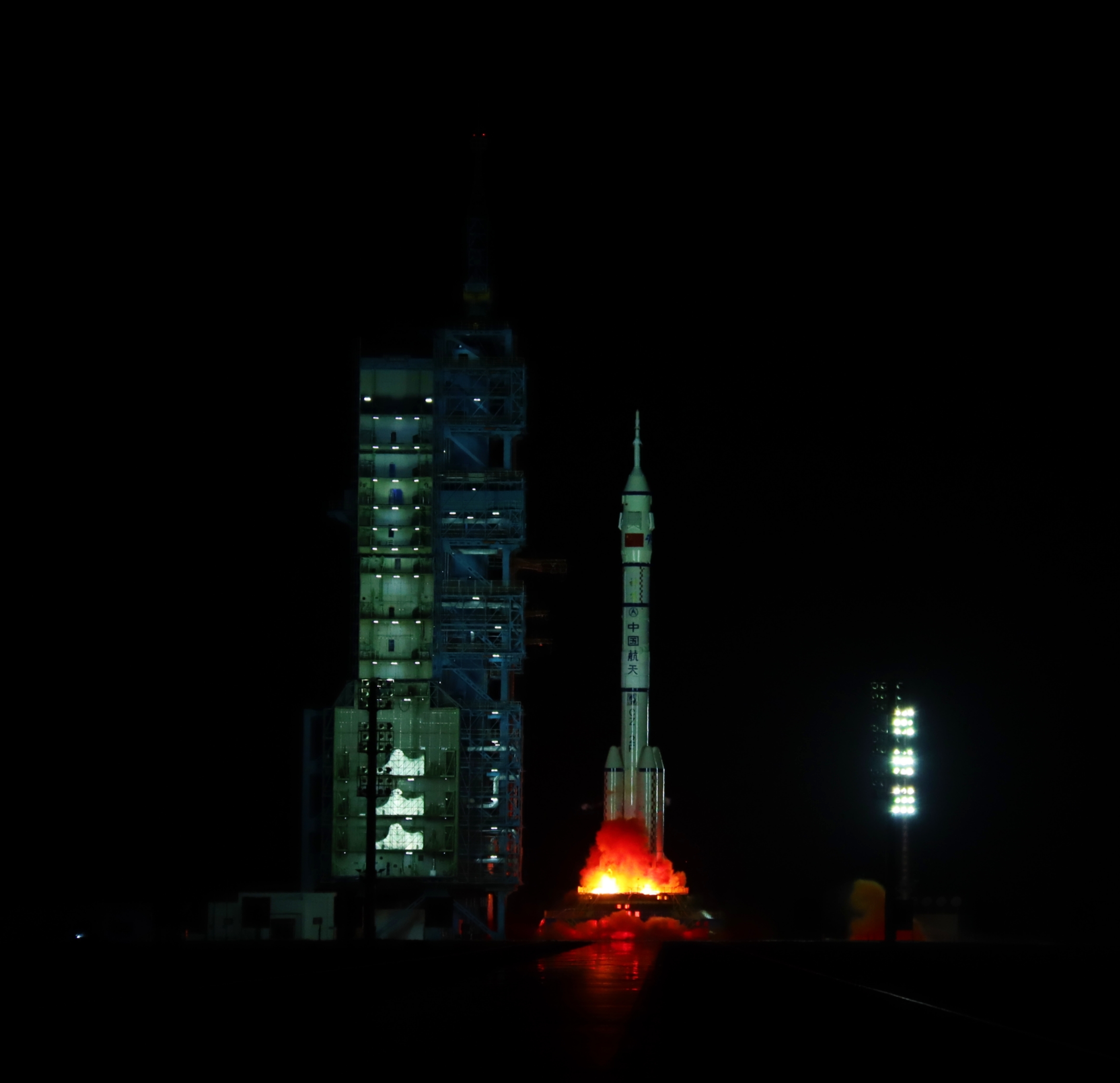 “神箭”成功发射“神十五”！中国空间站建造阶段发射“满堂红”：科普中国