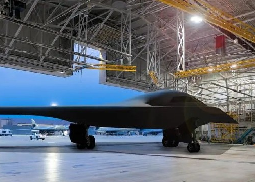 【科普中国军事科技】美军下一代隐形战略轰炸机B-21即将首飞，它究竟强在哪里？