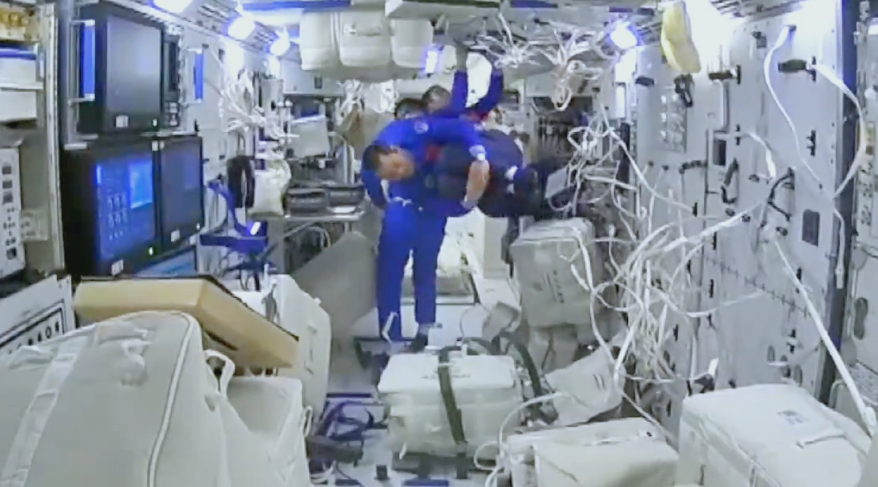 航天员回到地球后，为什么不能马上从返回舱出来？出舱后为什么要躺着呢？