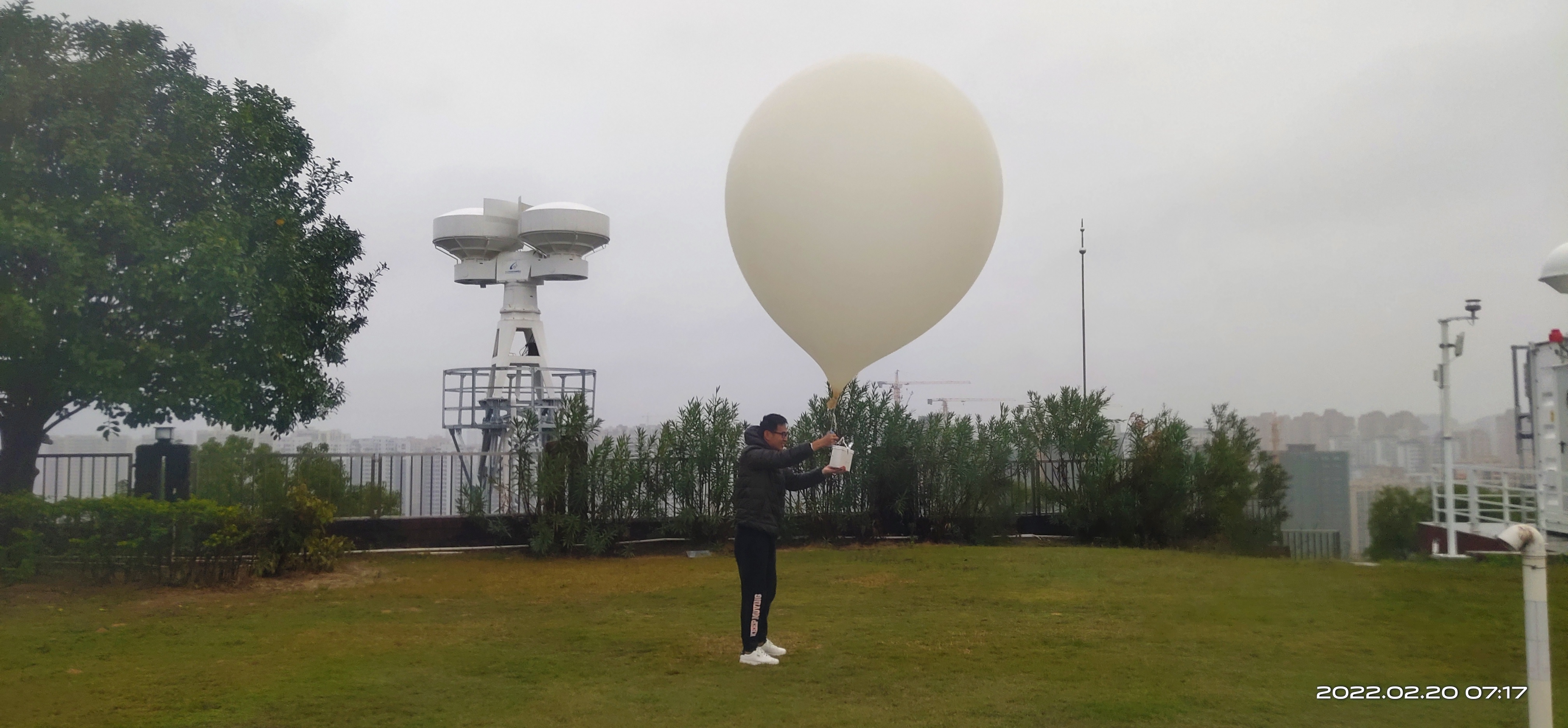 探空气球：3万米高空“把脉”天气_温江