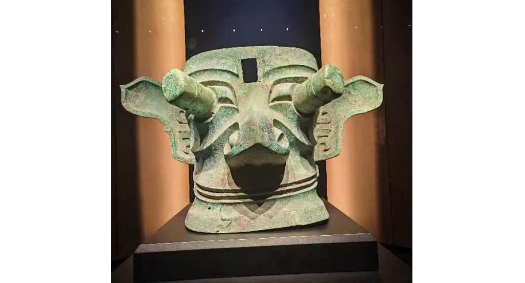 三星堆青铜面具为什么造型奇特？眼部外凸？