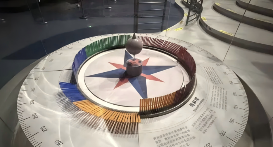 傅科摆不停摆动，竟在诉说地球自转的真相？