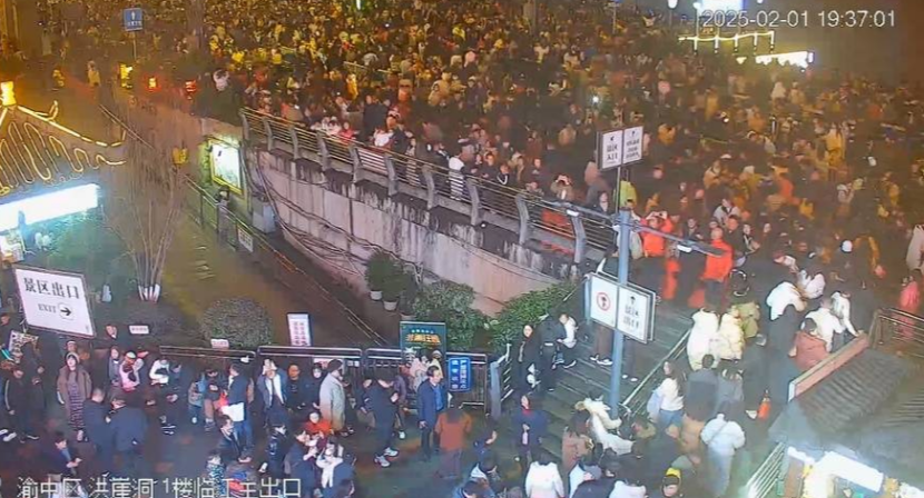 在洪崖洞逛到人山人海时，谁在帮我们“看住人流“？