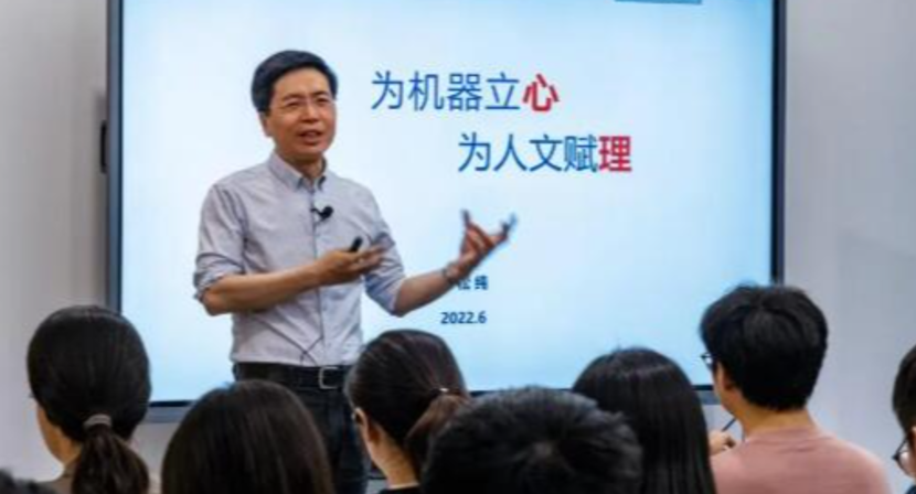 朱易、苏翊鸣甜上热搜，或许更应出圈的是那位“科学家父亲”