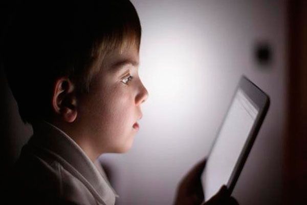 儿童爱看电子产品真的会诱发眼疾吗？大家都想知道 