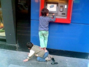 真能用双面胶从ATM机中粘出钞票来吗？具体什么情况呢 