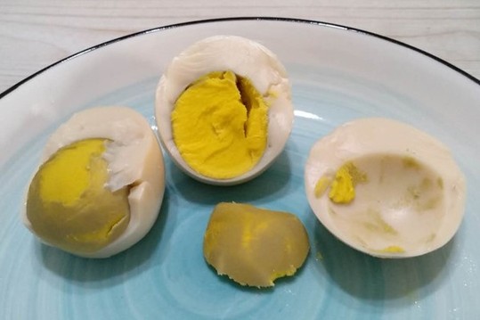 煮熟鸡蛋黄上面的青黑色物质究竟是什么？真的假的？ 