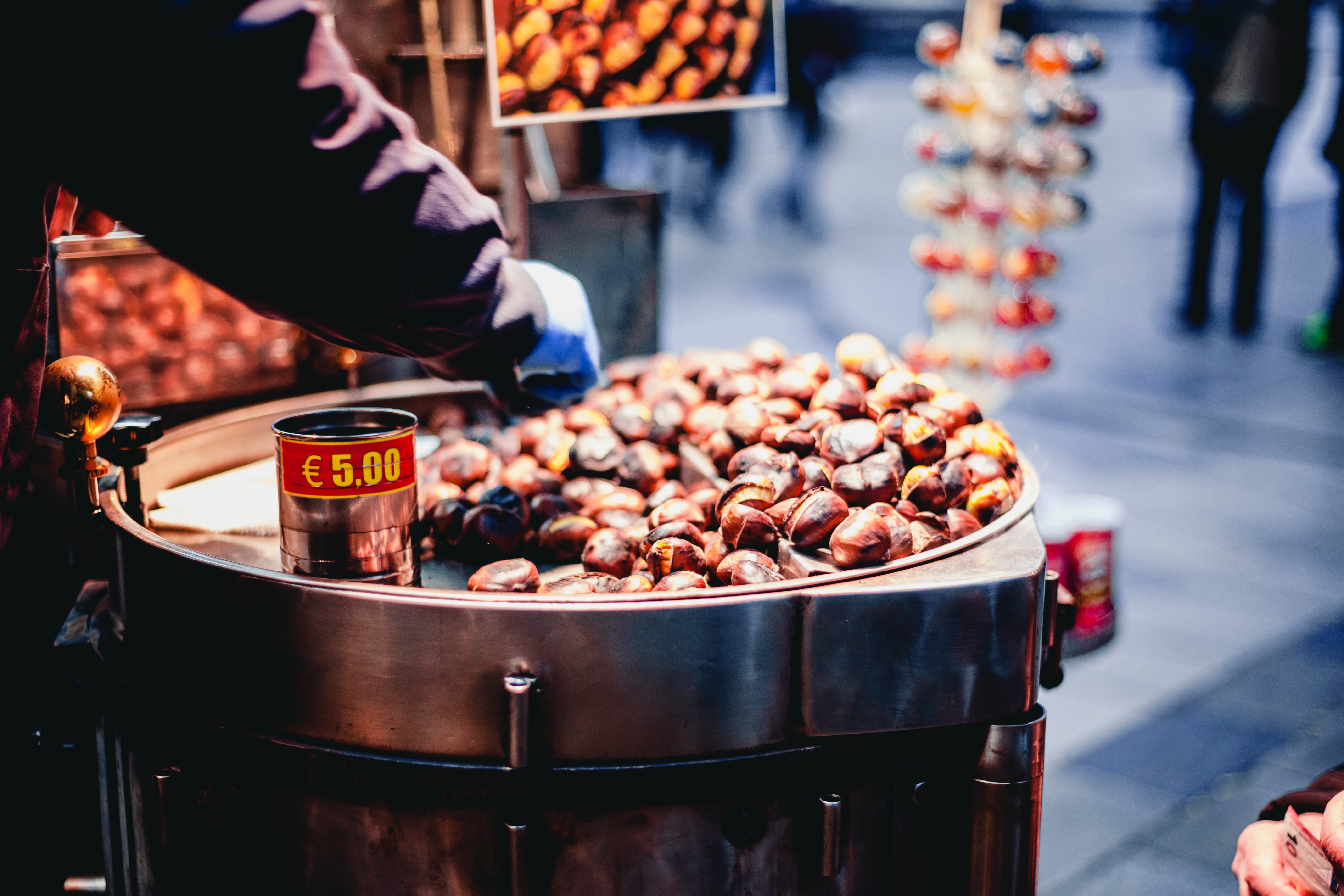 1574733945person-selling-chestnuts-750973.jpg?size=2456811